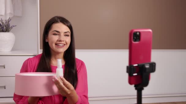 Consument goede feedback online shop website. glimlachende vrouwelijke video blogger shoot — Stockvideo