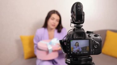 Mutlu hipster z genç kadın moda sosyal medya kanalı blogger kayıt