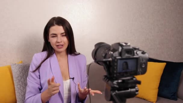 Νεαρή γυναίκα σε απευθείας σύνδεση έμπορος blogger προετοιμάσει, να δημιουργήσει ζωντανή κάμερα βίντεο, ανασκόπηση — Αρχείο Βίντεο