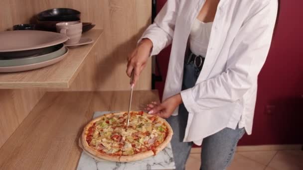 Cuchillo de mano. Primer plano de la joven mujer cortando cuchillo de uso de pizza italiana — Vídeos de Stock