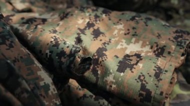 Üniformalı asker seçiyorum. Klasik giyim tarzı kamuflaj tekrarlama baskısı.