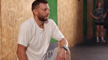Aktif spor. Yorgun fitness adamı terliyor, zor antrenman yapıyor.