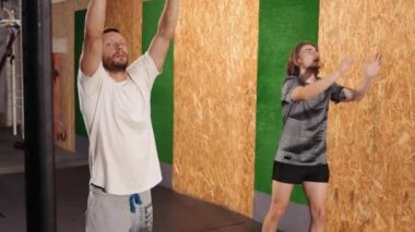 Güzel Avrupalı erkekler çapraz top fırlatıyor. Çember boyunca erkek spor giyimi