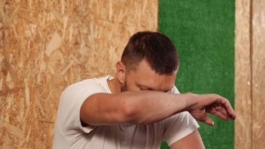 Terli kaslı erkek vücudu. Metin için kopyalanma alanı. Yorgun adama yaklaş.
