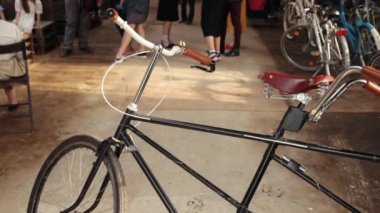 Retro bisiklet, draisin. Yarış paraşütü. İki koltuklu bisiklet. Çift kişilik bisiklet