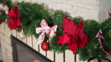 Oyuncaklarla süslenmiş oturma odası. Dolap Noel çelenkleriyle aydınlanır.