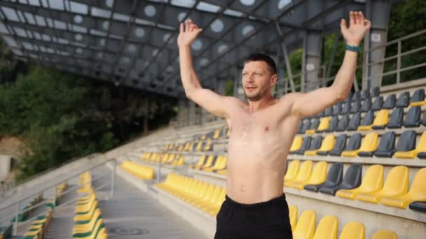 Jeune athlète masculin caucasien torse nu musclé faisant des exercices de burpee — Video