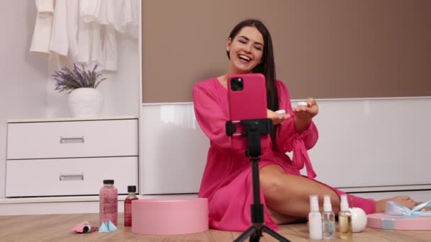 Nahrávání videa pro beauty blog na kameru doma, ženský vliv natáčení — Stock video