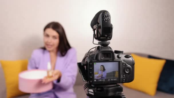 Γυναίκα streaming σε smartphone στέκεται στο σταθεροποιητή, μοιράζονται απόψεις ψώνια — Αρχείο Βίντεο