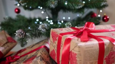 Odadaki köknar ağacının yanında yerde duran güzel Noel hediye kutuları. Xmas dekorasyonları