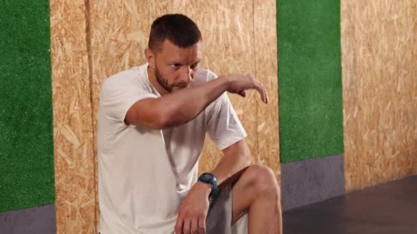 Homme athlétique essuyant la sueur de la main. Sweating fitness mâle fatigué exaucé de courir — Video