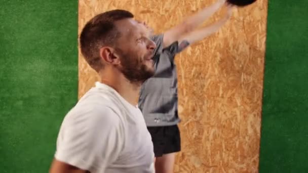 Sportos férfiak fitnesz klubja. Egészséges életmód koncepció. Aktív, erős izzadás — Stock videók