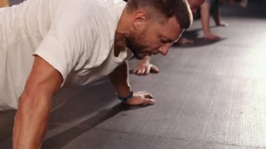 Çapraz eğitim tesisi. Güzel bir sporcu biraz şınav çekiyor..