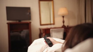 Netflix ana sayfasında kanal değiştiriliyor. Televizyonda el ele tutuşan kadın görüntüsü