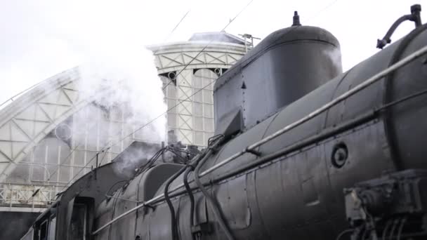 Vintage steam train locomotive, locomotive wheels. Steam train departs — Stock Video