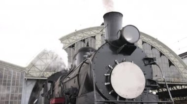 Klasik buharlı tren lokomotifi, lokomotif tekerlekleri. Buhar treni kalkıyor.