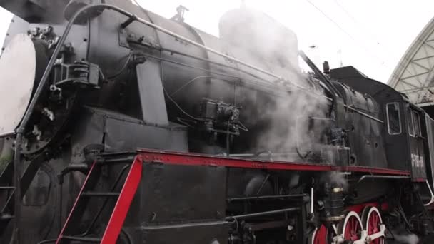 Historyczna lokomotywa pociągu parowego, koła lokomotywy. Pociąg parowy odjeżdża — Wideo stockowe