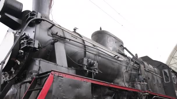 Tren de vapor retro sale de la estación de tren. Viejo tren de vapor negro con coches azules — Vídeos de Stock