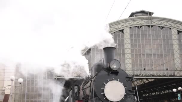 Vintage steam train locomotive, locomotive wheels. Steam train departs — Vídeo de Stock