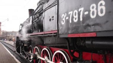 Klasik buharlı tren lokomotifi, lokomotif tekerlekleri. Buhar treni kalkıyor.