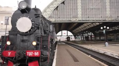 Klasik buharlı tren lokomotifi, lokomotif tekerlekleri. Buhar treni kalkıyor.