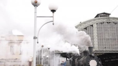 Klasik buharlı tren lokomotifi, lokomotif tekerlekleri. Buhar treni kalkıyor.