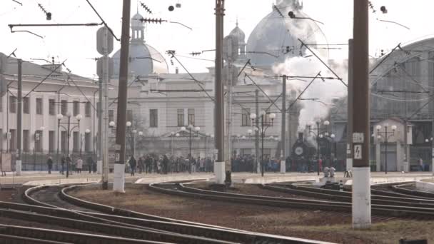 Retro buhar treni tren istasyonundan ayrılıyor. Mavi arabalı eski siyah buhar treni — Stok video