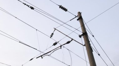 Demiryolundaki elektrik kabloları. İletişim hatları. Aşağıya bak. Demiryolu elektriği