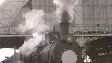 Klasik buharlı tren lokomotifi, lokomotif tekerlekleri. Buhar treni kalkıyor.