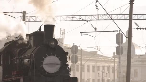 Vintage parní lokomotiva, lokomotivní kola. Parní vlak odjíždí — Stock video