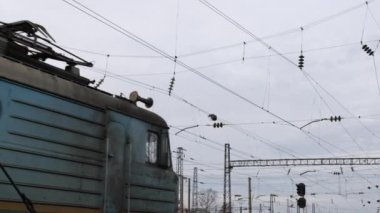 Mavi tren. Dizel lokomotif. Boş yolcu aracı gidiyordu. Eski dizel elektrik.