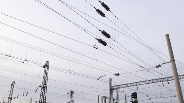 Cables eléctricos en el ferrocarril. Líneas de transmisión. Ver abajo. ferrocarril eléctrico — Vídeos de Stock