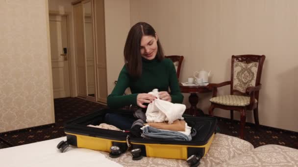 Preparation travel suitcase at home. Open trendy yellow handbag on bed. Open — Vídeo de Stock