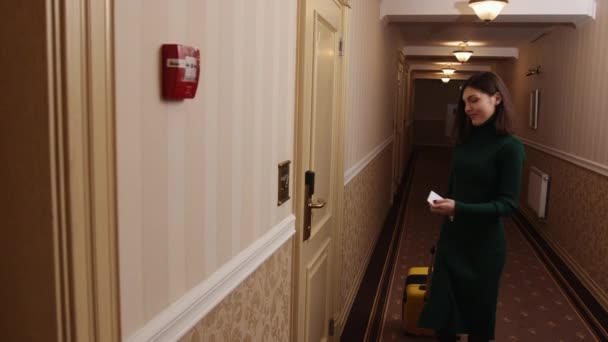 Modern otel odası. Genç bayan ya da kadın dijital kapıya ulaşmak için giriş kartı kullanmış. — Stok video