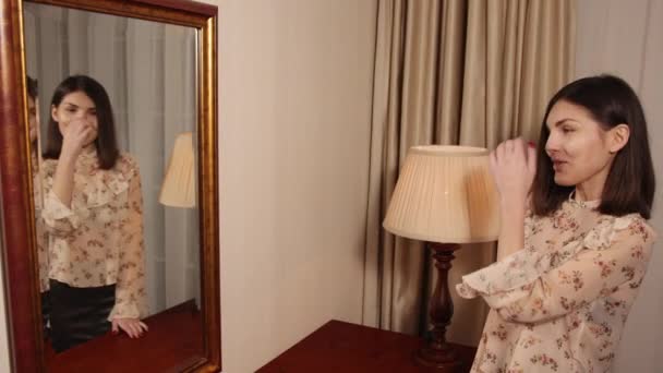 Ευτυχισμένη κυρία να θαυμάζει τα μαλλιά μπροστά στον καθρέφτη του μπάνιου. Πορτρέτο ελκυστική — Αρχείο Βίντεο