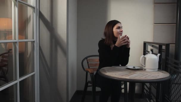 Okouzlující zasněná dívka pije aromatickou kávu doma doma doma. Portrét — Stock video