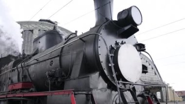 Klasik buharlı tren lokomotifi, lokomotif tekerlekleri. Buhar treni kalkıyor.