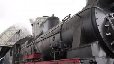 Klasik buharlı tren lokomotifi, lokomotif tekerlekleri. Buhar treni kalkıyor.