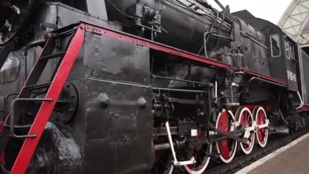 Vintage trem a vapor locomotiva, rodas locomotivas. O comboio a vapor parte — Vídeo de Stock