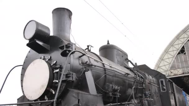 Vintage stoomtrein locomotief, locomotief wielen. Stoomtrein vertrekt — Stockvideo