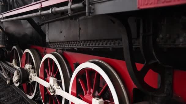 역 증기 기관차는 역에서 분리 된다. 파란 차가 있는 낡은 흑색 증기 기관차 — 비디오