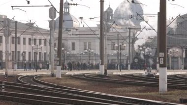 Klasik buharlı tren lokomotifi, lokomotif tekerlekleri. Buhar treni kalkıyor.