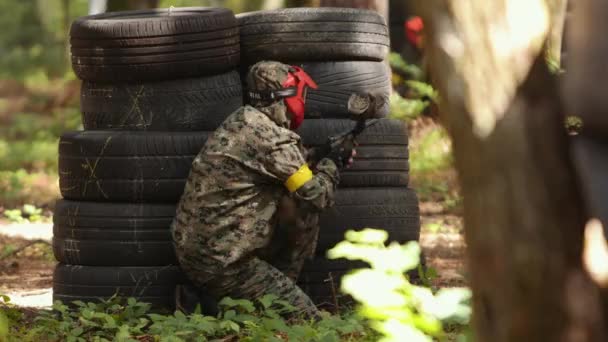 Paintball sport player wearing protective mask aiming gun shelter attack — Αρχείο Βίντεο