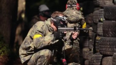 Koruyucu maske takan paintball oyuncusu. Koruyucu oyuncu