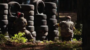 Koruyucu maske takan paintball oyuncusu. Koruyucu oyuncu