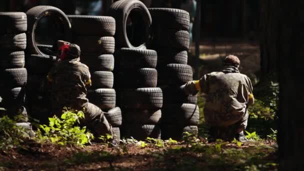 Giocatore sportivo di paintball che indossa tiro maschera protettiva. Giocatore in protettivo — Video Stock