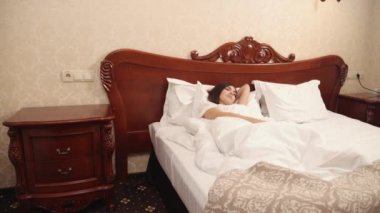 Akıllı televizyondaki film yayını servisi. İnternette dizi izliyorum. Kadın film seçiyor