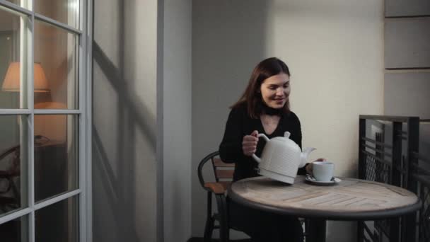 Tenez une tasse de boisson chaude. Rêveuse réfléchie. Seule dans la chambre. Vue de l'adorable — Video