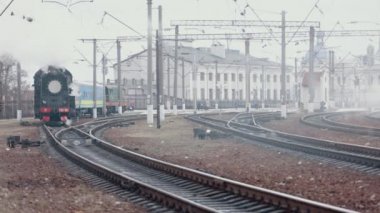 Buharlı lokomotif treni istasyona yaklaşıyor.