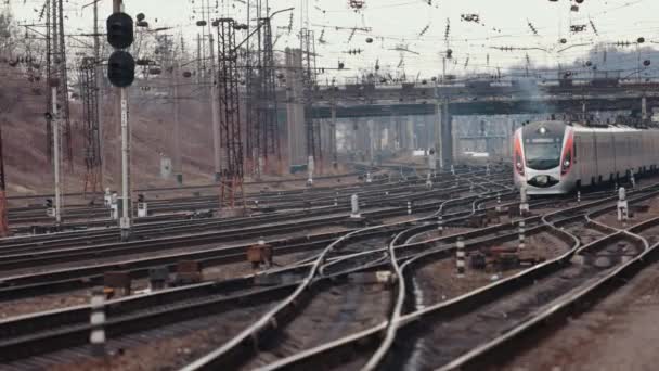Tren de pasajeros de alta velocidad en movimiento en la estación de tren al atardecer en Europa. — Vídeos de Stock